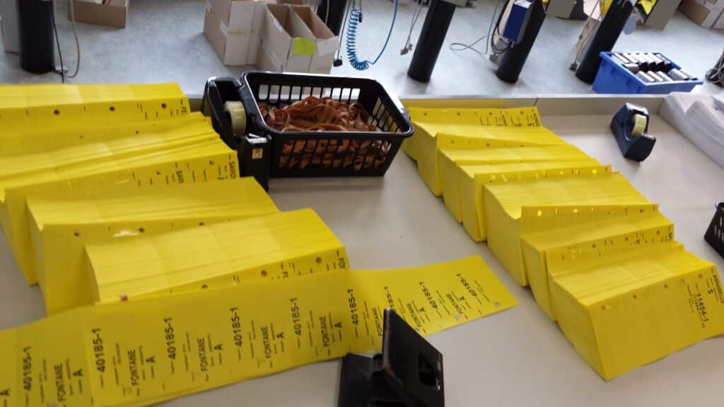 Gele kistenlabels klaar voor verzending